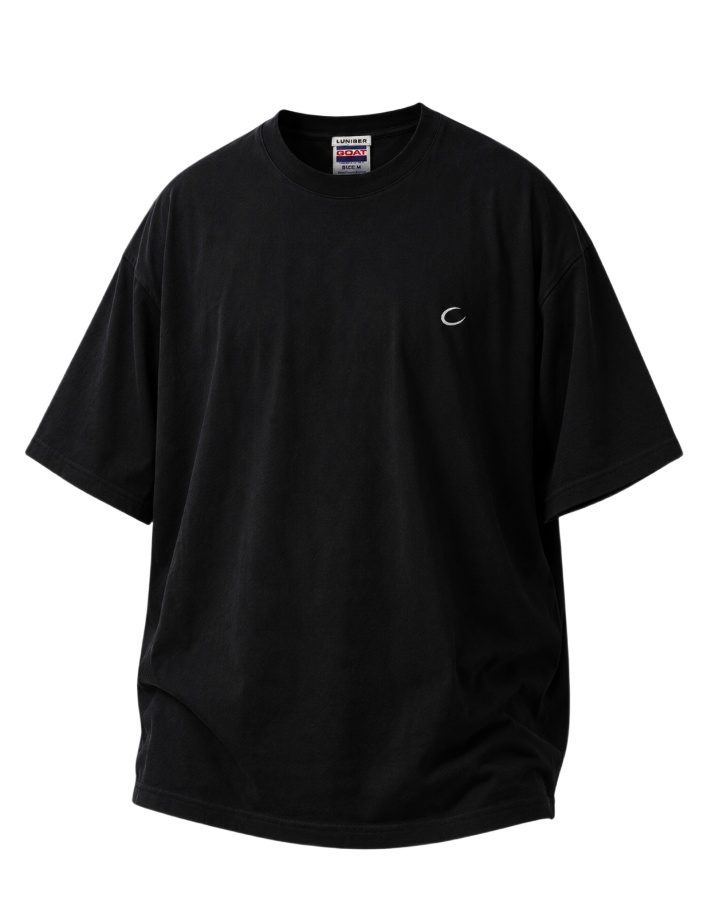 ブラックTシャツ 前面（クレセントムーン刺繍）